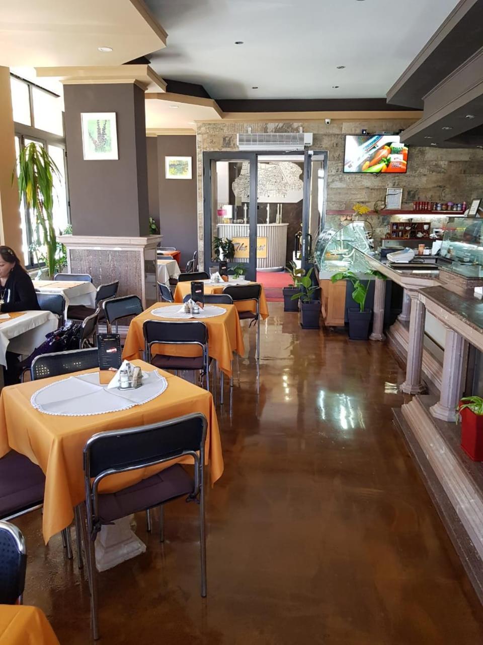 Hotel The First Gjirokastër 외부 사진